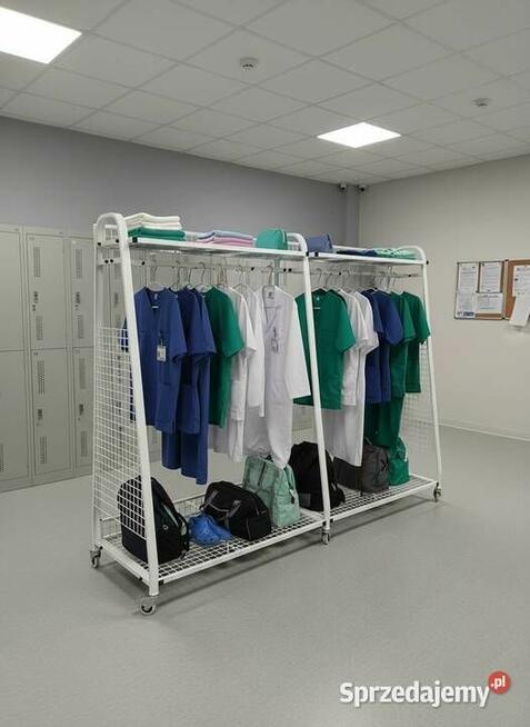 Wieszak mobilny na odzież dla personelu medycznego