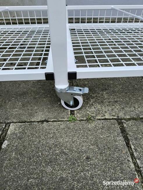 Wieszak mobilny na odzież dla personelu medycznego