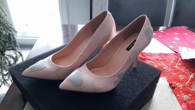 Piękne nowe czółenka rozm.39