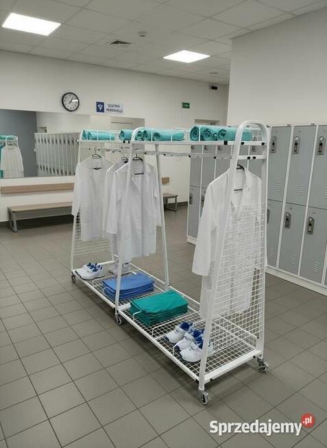 Wieszak mobilny na odzież dla personelu medycznego