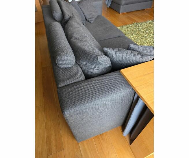 Sprzedam kanapę z poduszkami oraz pufą.