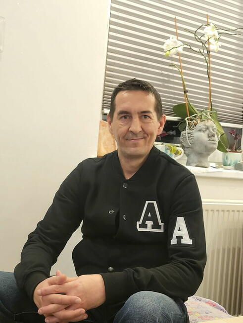 Chce poznać dziewczynę nie patrząca na kasę lecz na serce