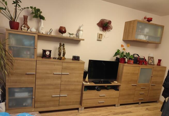 Meble pokojowe, kanapa z dwoma fotelami, stolik