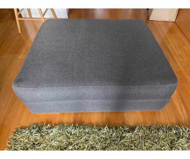 Sprzedam kanapę z poduszkami oraz pufą.