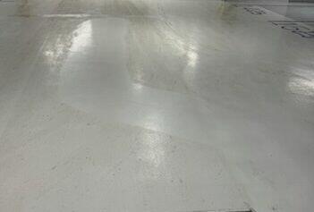 Czyszczenie parkingów podziemnych szorowarką