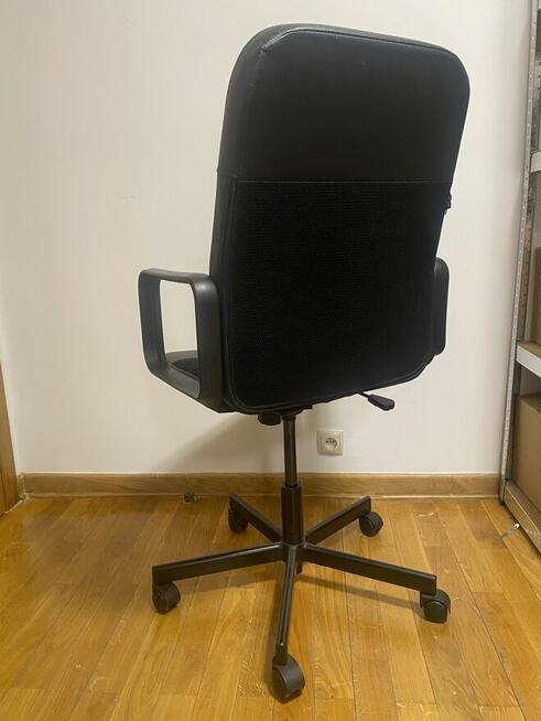 Wygodny fotel biurowy – czarna ekoskóra, elegancki design