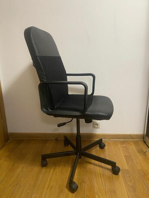 Wygodny fotel biurowy – czarna ekoskóra, elegancki design