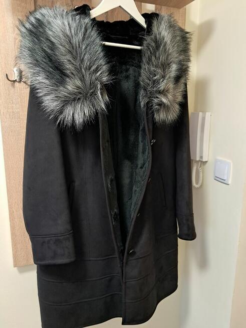 Kożuch damski, długi, czarny z kapturem, rozm. 44/46