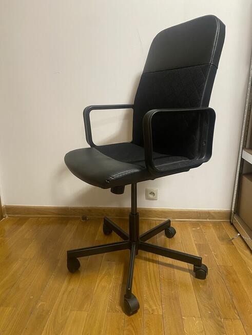 Wygodny fotel biurowy – czarna ekoskóra, elegancki design