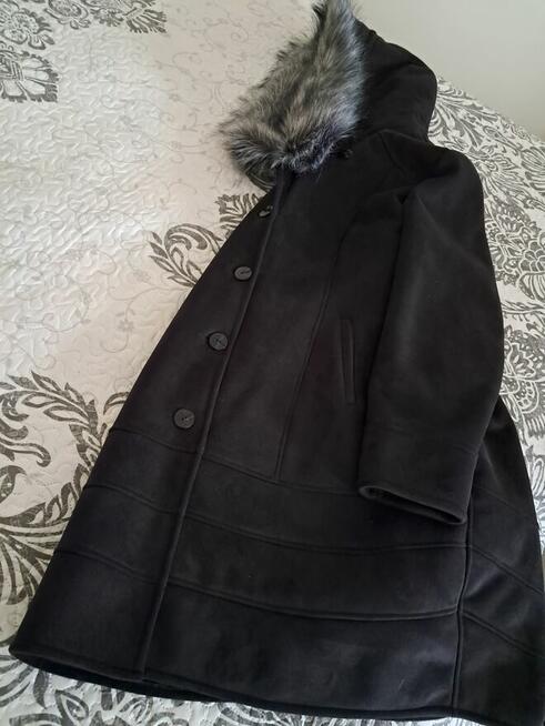 Kożuch damski, długi, czarny z kapturem, rozm. 44/46