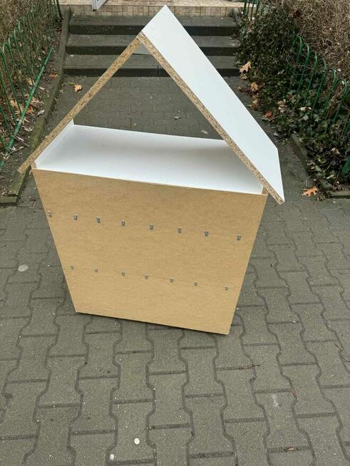 Domek na zabawki i książki