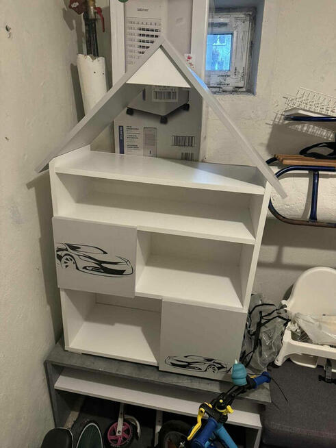 Domek na zabawki i książki