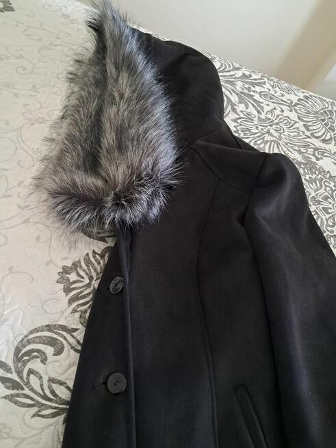 Kożuch damski, długi, czarny z kapturem, rozm. 44/46