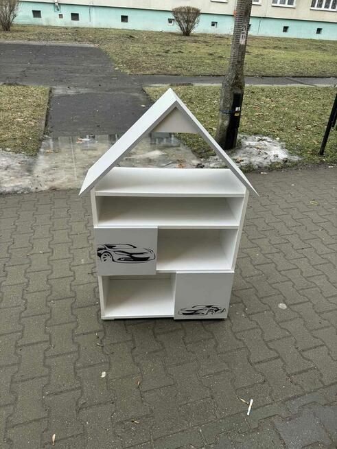 Domek na zabawki i książki