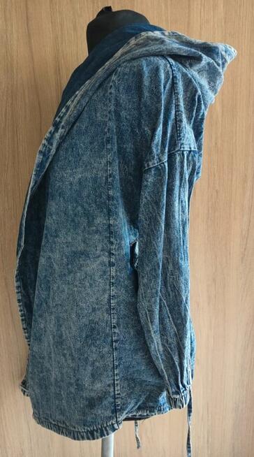 MODNA DAMSKA KURTKA DŻINSOWA Z KAPTUREM