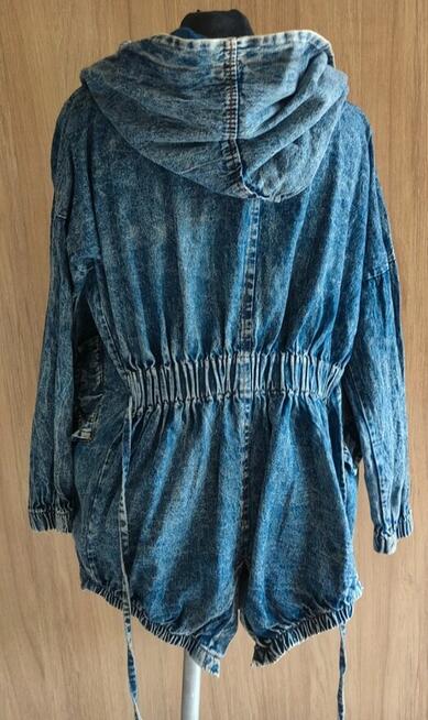 MODNA DAMSKA KURTKA DŻINSOWA Z KAPTUREM