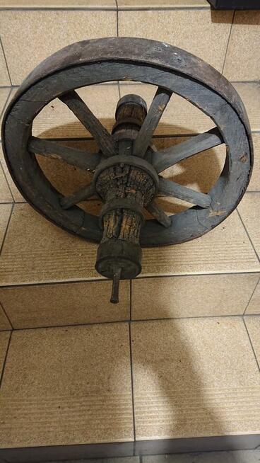 Stare koło drewniana taczka