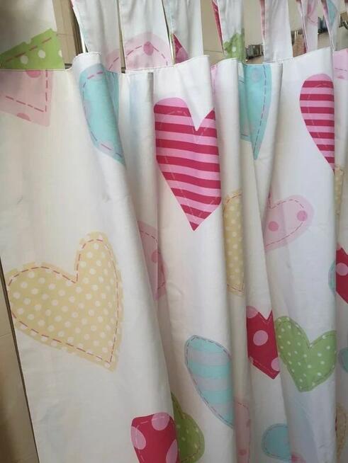 Biała zasłona szelki szer 165 x 133 serduszka kolorowe