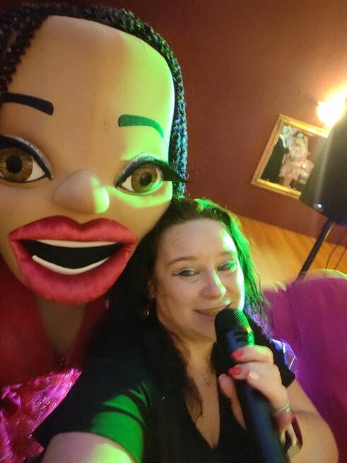 Muzyczka szuka Restauracji w której mogła by śpiewać