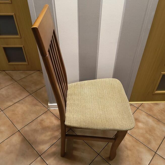 Krzesło drewniane z miękkim siedziskiem