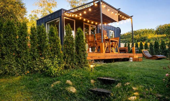 Nowoczesne Tiny Houses nad Wisłą z balią – 40 min Nałęczów