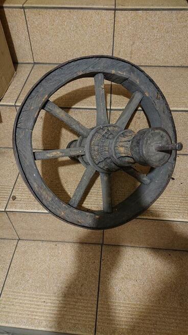 Stare koło drewniana taczka