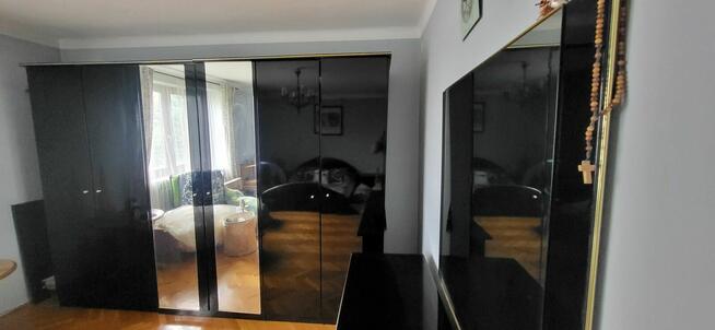 Łóżko, 2 szafki nocne, szafa 3 drzwiowa oraz komoda