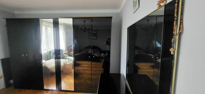 Łóżko, 2 szafki nocne, szafa 3 drzwiowa oraz komoda