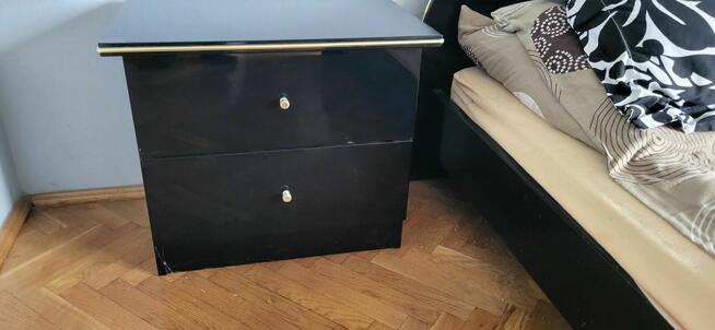 Łóżko, 2 szafki nocne, szafa 3 drzwiowa oraz komoda