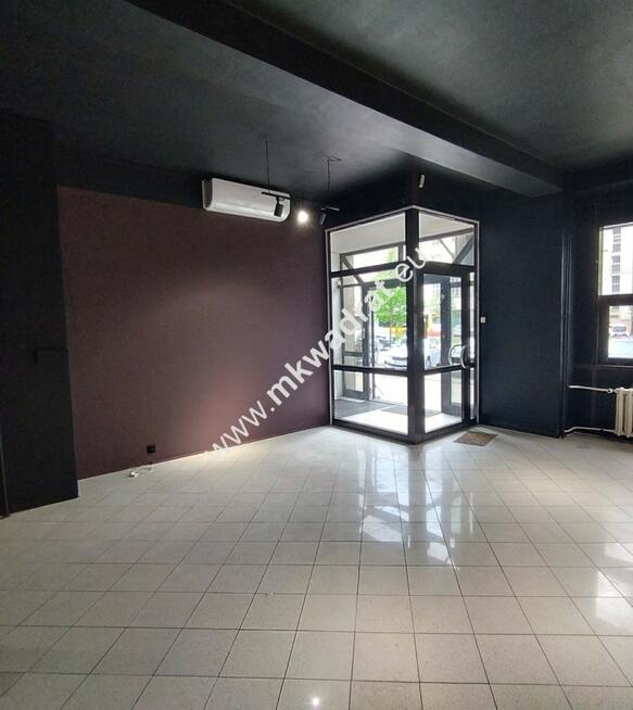 Lokal użytkowy z witryną przy głównej ulicy -Praga