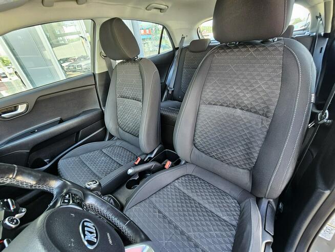 Kia Rio model 2018, grzana kierownica i fotele, asystent pasa, radar