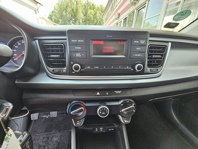 Kia Rio model 2018, grzana kierownica i fotele, asystent pasa, radar