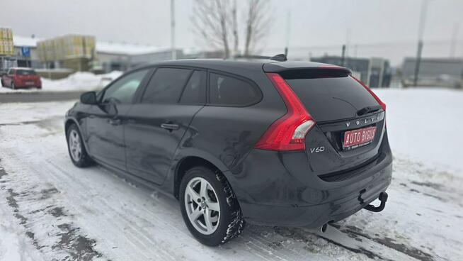 Volvo V60 duza navi super stan LEDY xsenon automat mały przebieg 5 cylindrowy