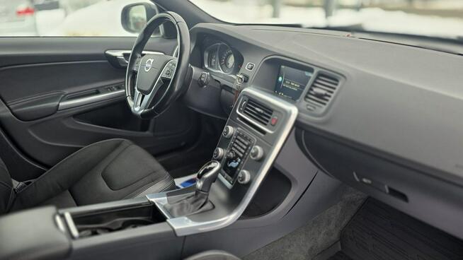 Volvo V60 duza navi super stan LEDY xsenon automat mały przebieg 5 cylindrowy