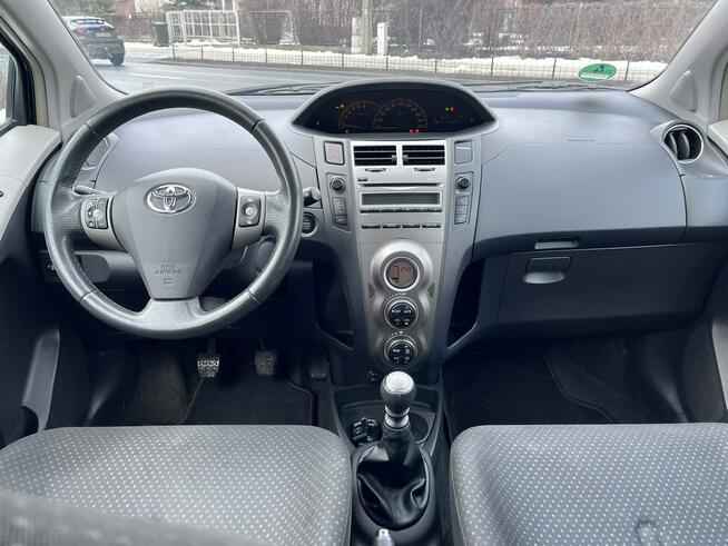 Toyota Yaris 1.3 1wł 6bieg Klimatronic Bezwyp Serwis Bez rdzy Bogate Wyposażenie