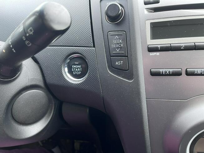 Toyota Yaris 1.3 1wł 6bieg Klimatronic Bezwyp Serwis Bez rdzy Bogate Wyposażenie