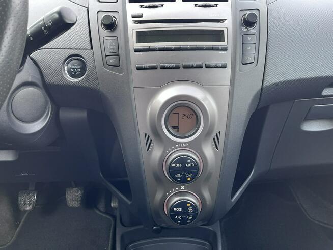 Toyota Yaris 1.3 1wł 6bieg Klimatronic Bezwyp Serwis Bez rdzy Bogate Wyposażenie