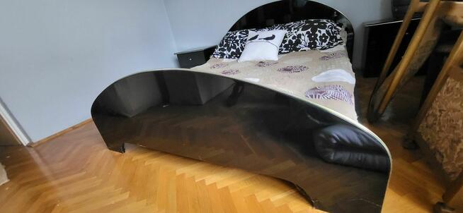 Łóżko, 2 szafki nocne, szafa 3 drzwiowa oraz komoda