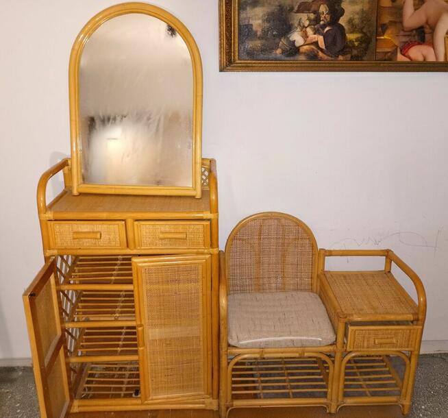 Zestaw mebli wykonanych z rattanu i bambusa w stylu boho