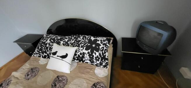 Łóżko, 2 szafki nocne, szafa 3 drzwiowa oraz komoda