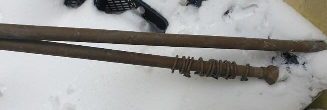 Zabytkowy mosiężny karnisz z żabkami