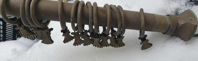 Zabytkowy mosiężny karnisz z żabkami