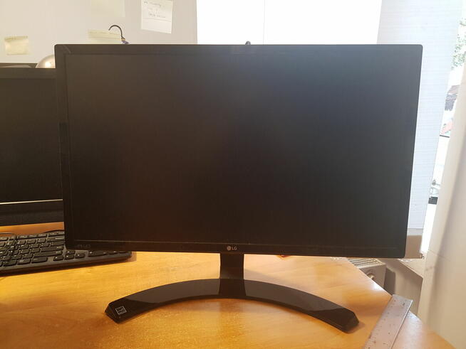 Zestaw komputerowy: jednostka centralna|komputer, klawiatura