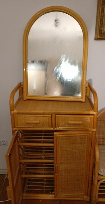 Zestaw mebli wykonanych z rattanu i bambusa w stylu boho