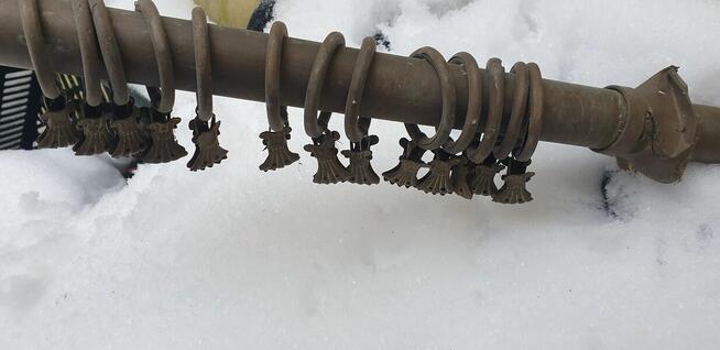 Zabytkowy mosiężny karnisz z żabkami