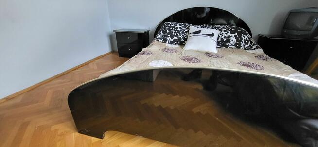 Łóżko, 2 szafki nocne, szafa 3 drzwiowa oraz komoda