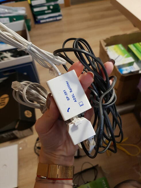 Zestaw różnych kabli: ładowarka, kabel USB, telefoniczne