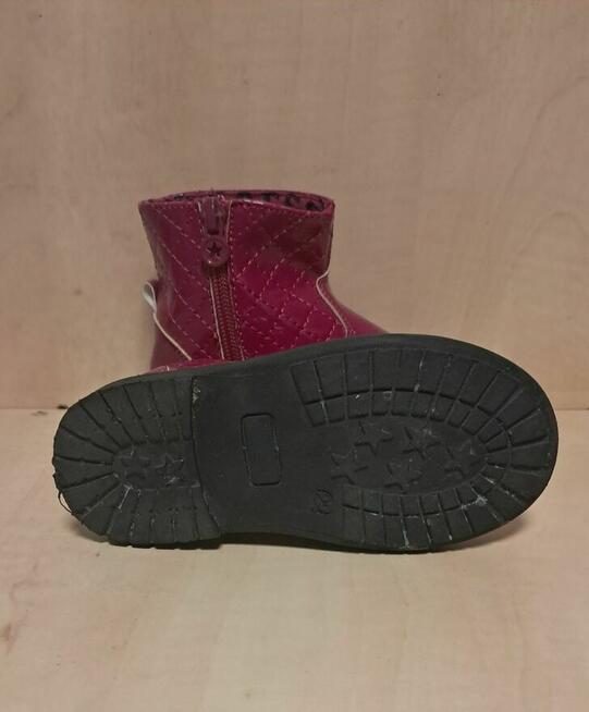 Różowe botki dziewczęce za kostkę.