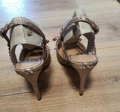 Piękna szyfonowa sukienka Artemida szpilki Guess