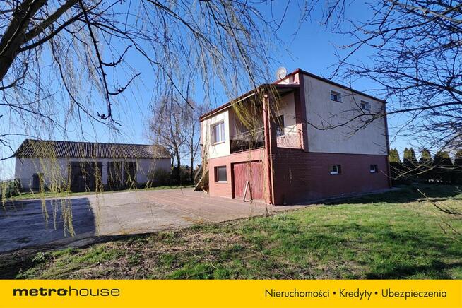 Dom na wsi z dużą działką i zabudowaniami gospodar